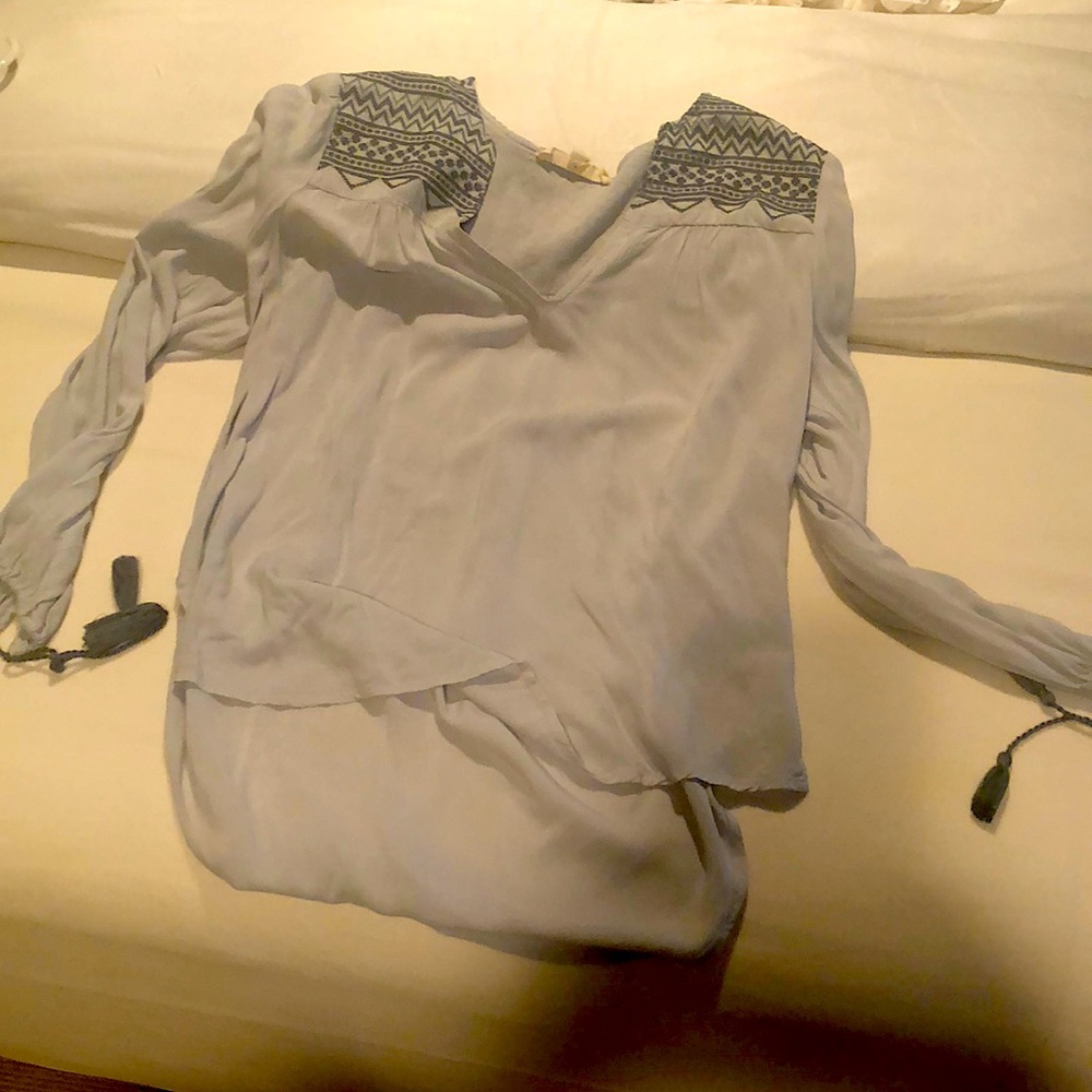 Gray Cotten v-neck long sleeved top with stitching